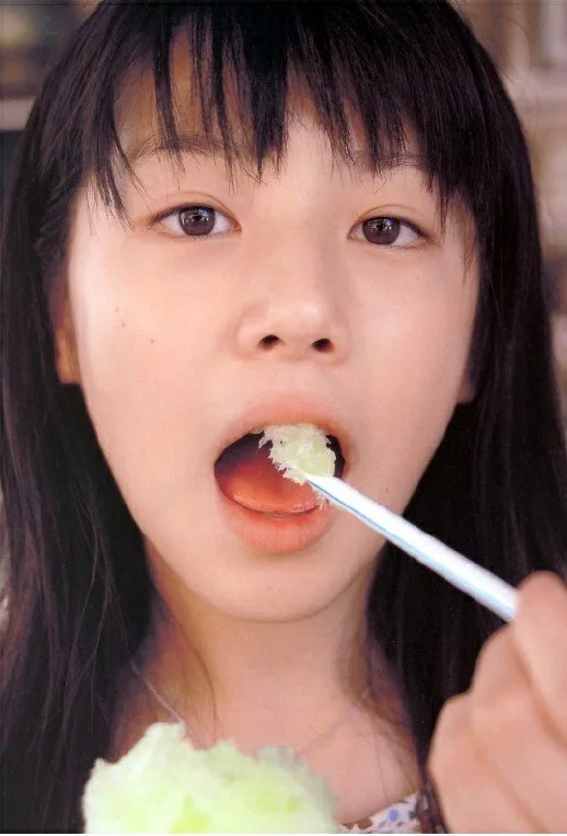 솜사탕을 먹고 있는 소녀