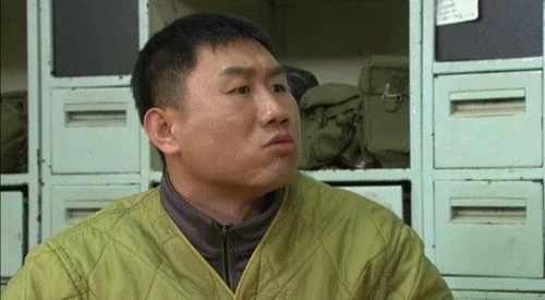 깔깔이를 입은 남성의 표정