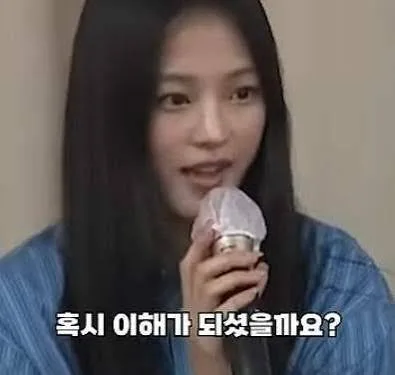 웃고 있는 여성 1명
