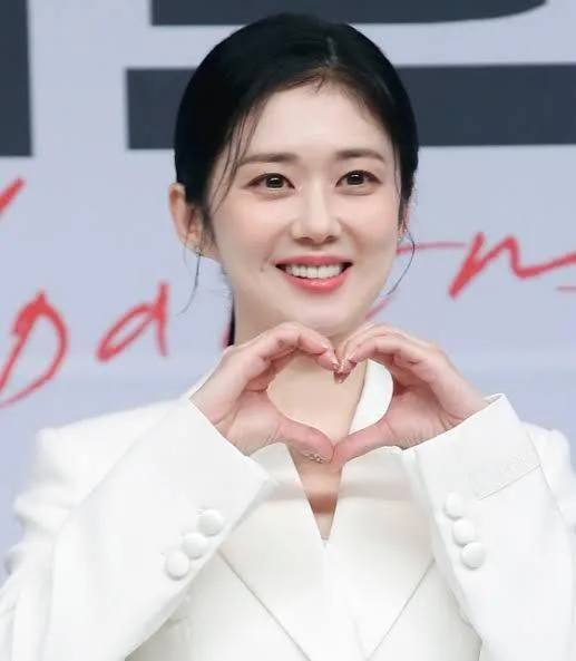 하트 모양을 만든 여성
