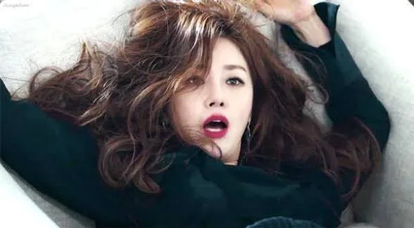 긴 머리의 여성 아티스트