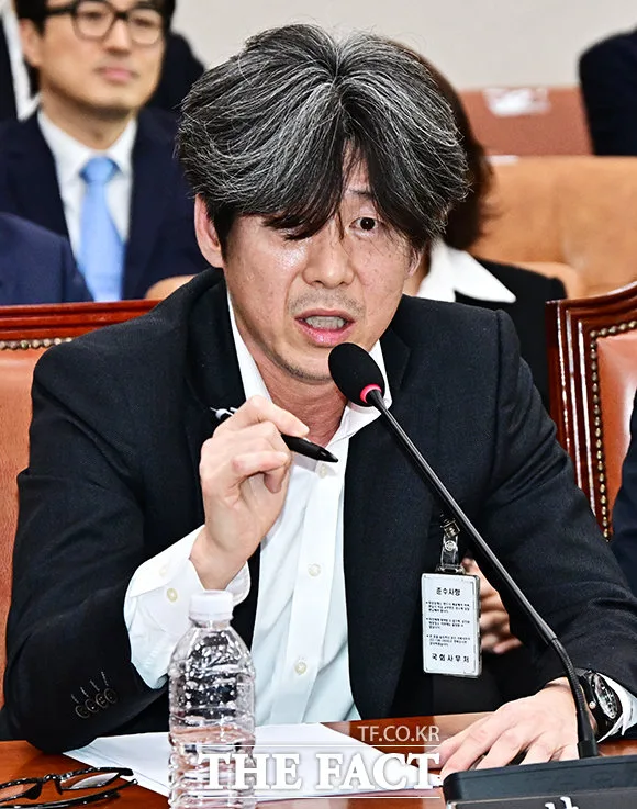 발언 중인 남성