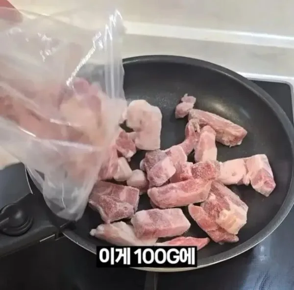 팬에 올려진 냉동 삼겹살