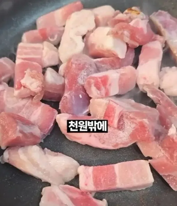 삼겹살이 익고 있는 팬