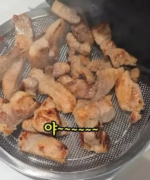 구워진 삼겹살이 담긴 접시