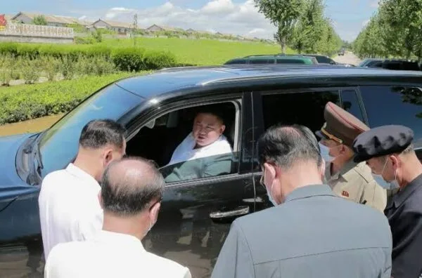 차에서 주민들과 대화하는 김정은