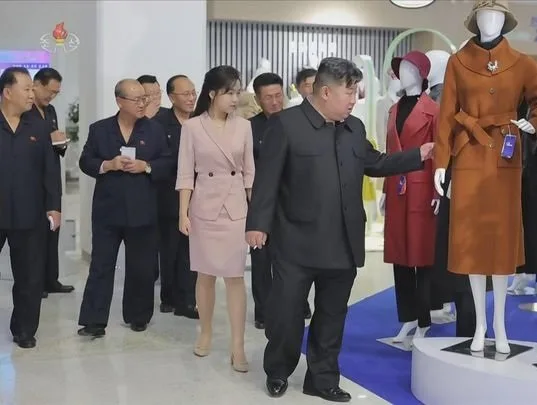 김주애가 의상을 살펴보는 모습