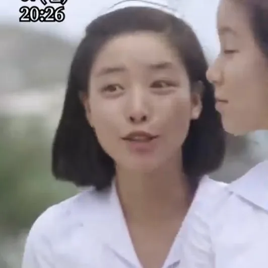 의사복을 입은 두 여성
