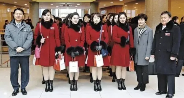 북한 응원단과 관계자들