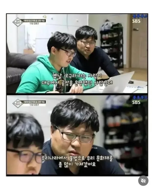 아빠와 아들이 컴퓨터 앞에 앉아 있는 모습