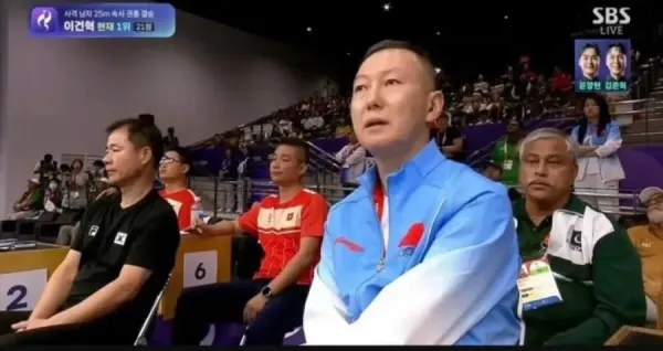 진지한 표정의 중국 코치