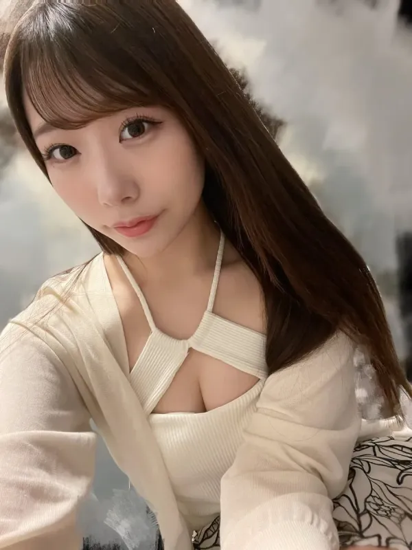 밝은 의상의 여성 얼굴