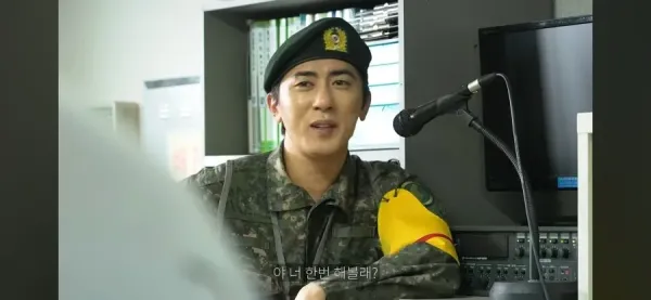 군인이 질문하며 미소짓는 모습