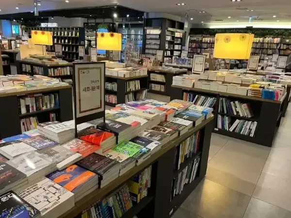 책이 가득한 서점 내부