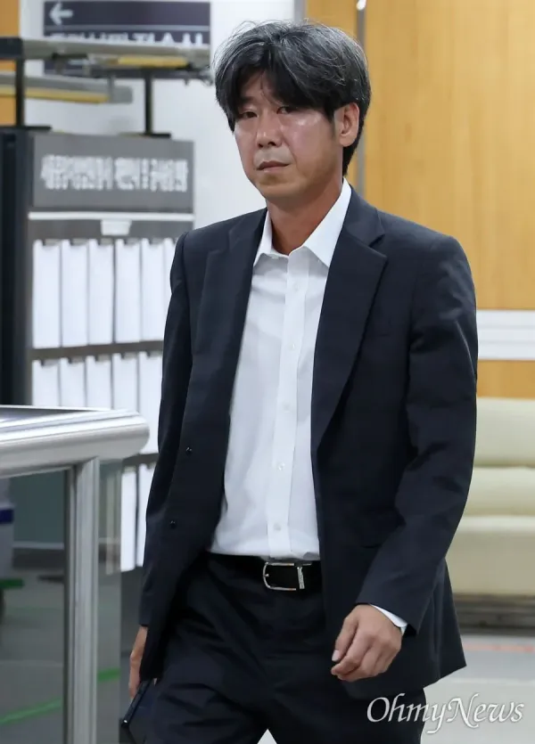 서류가 많은 공간을 걷는 남성