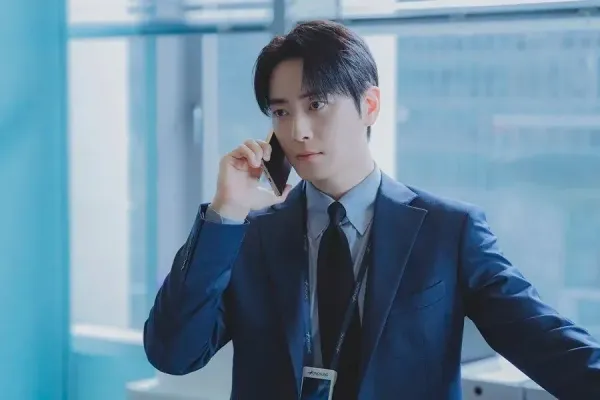 이준혁 배우가 전화 통화 중인 모습