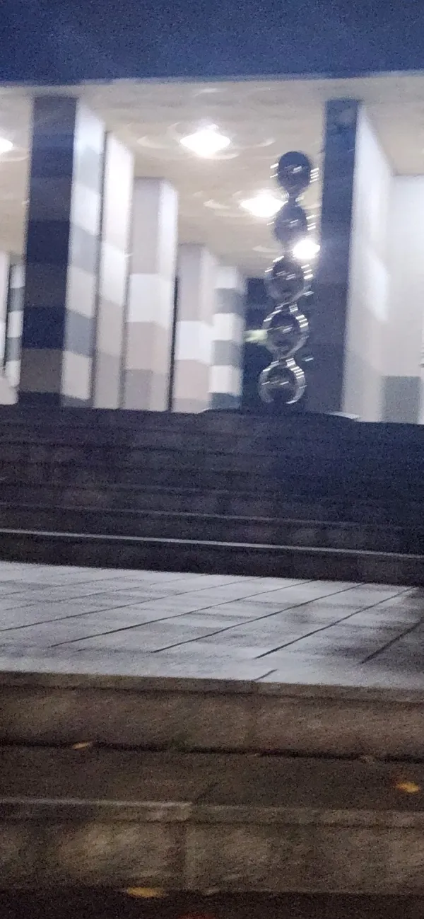 어두운 아파트 구조물 모습
