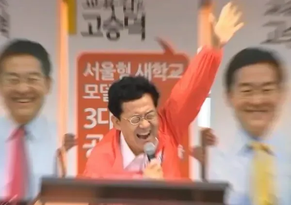 열정적으로 이야기하는 남성