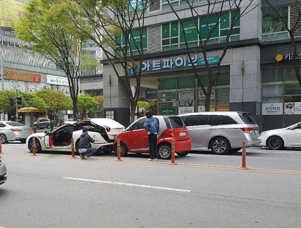 두 차량의 사고 현장