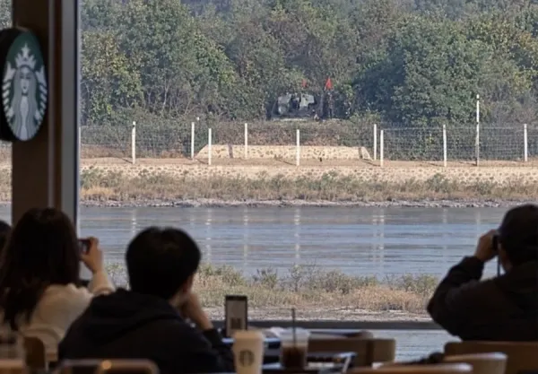 스타벅스에서 촬영한 북한 경계선