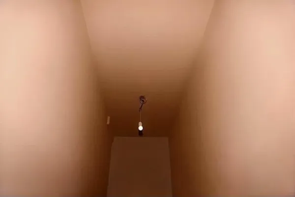 비어 보이는 복도
