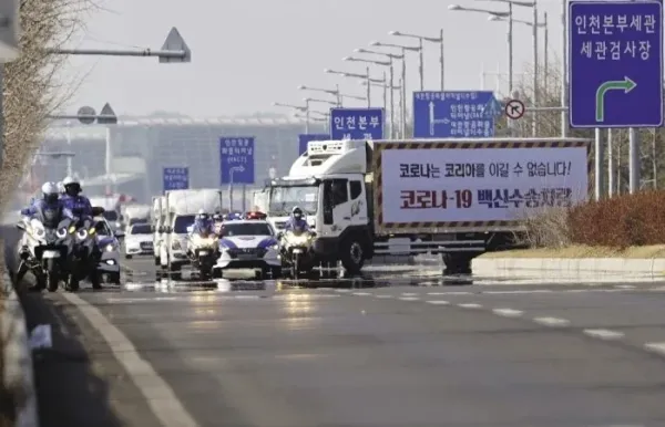 코로나19 백신 수송을 알리는 차량